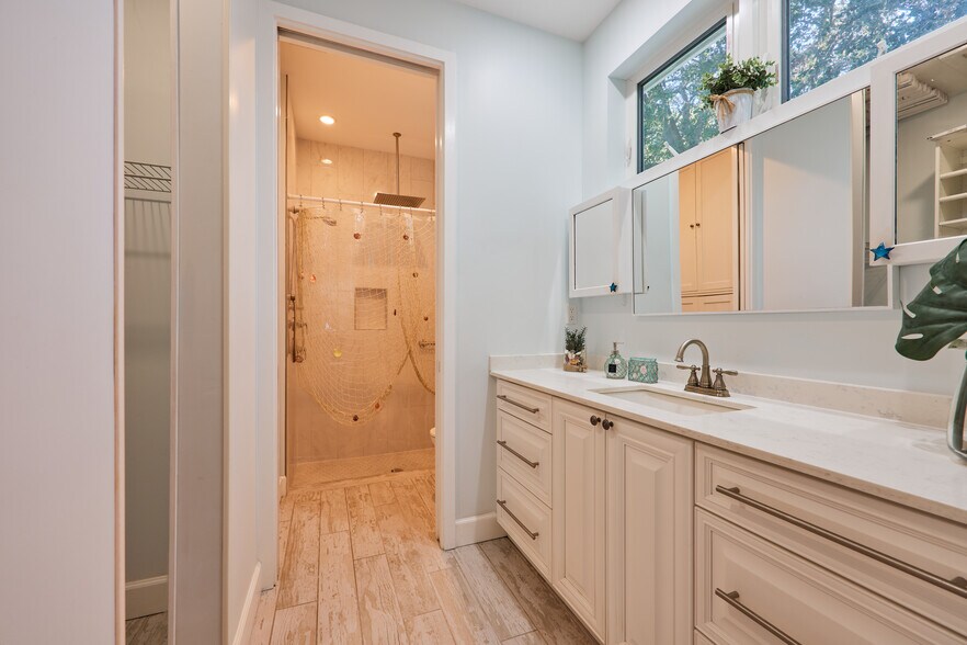 Building Photo - 1280 SW 25th Ave
