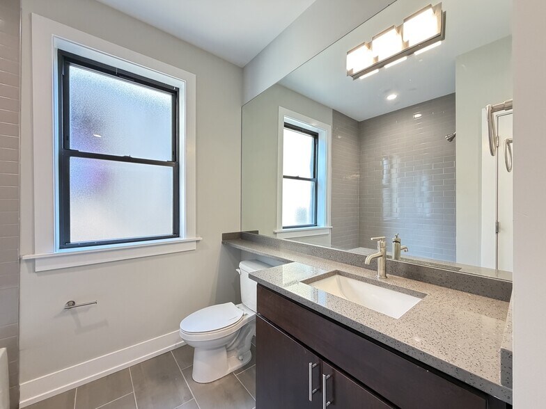Building Photo - 913 Maple