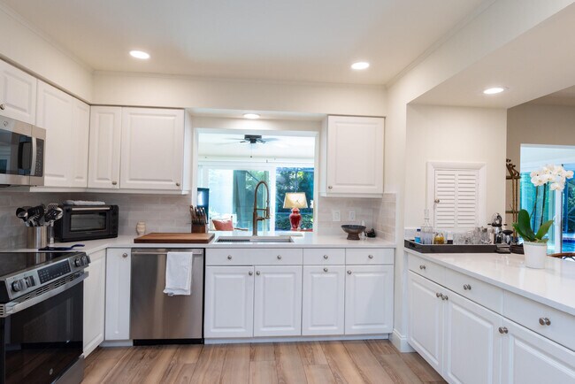 Building Photo - 3372 SE Court Dr