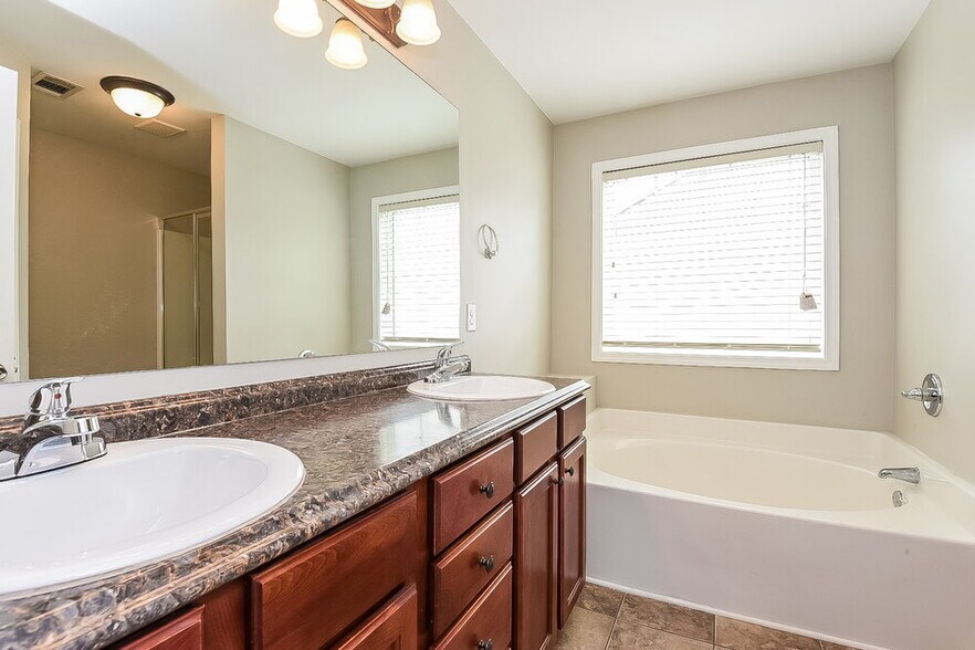 Building Photo - 2482 Folsom St