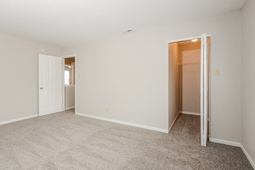 Building Photo - 2012 Southernwood Ln