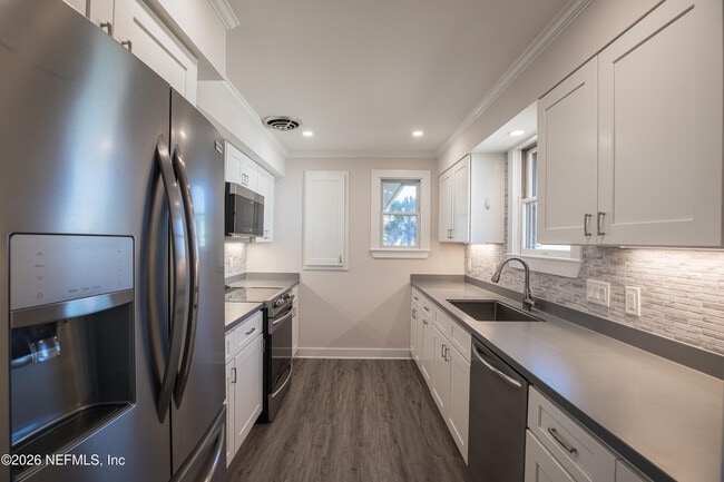 Building Photo - 2008 Ocean Dr S