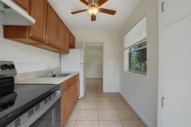 Building Photo - 403 SW 11th Ct