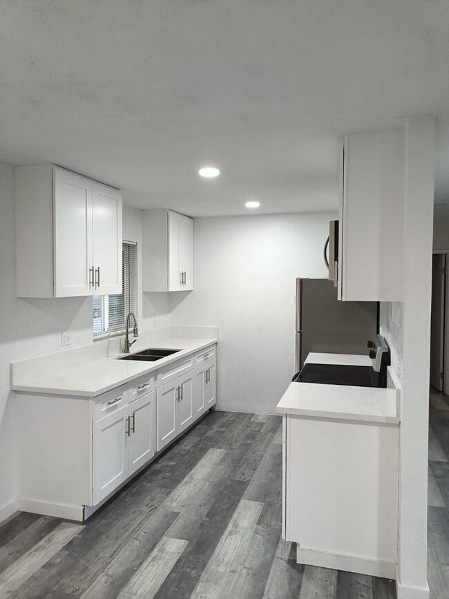 Primary Photo - Remodeled 2 bedrooms 2 full baths corner u...