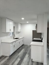 Building Photo - Remodeled 2 bedrooms 2 full baths corner u...