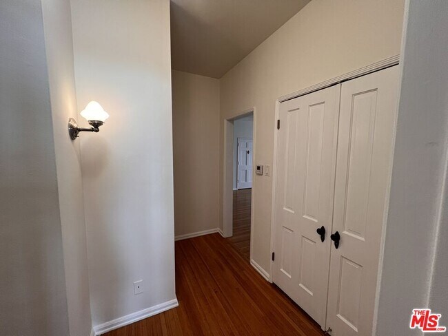 Building Photo - 1248 S La Jolla Ave