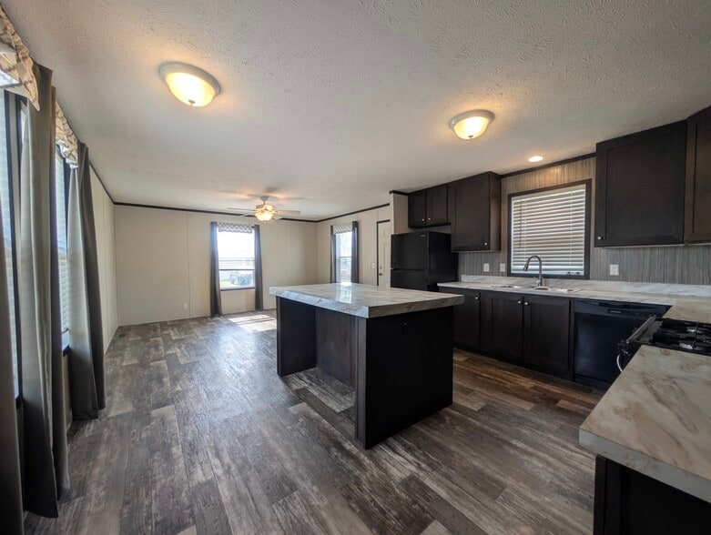 Building Photo - 15881 Villaire Ave