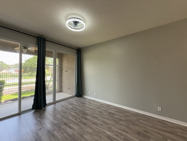 Building Photo - 9818 Fan Palm Way