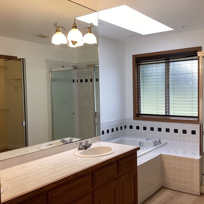 Building Photo - Ranch Style Rambler located in Stannwood