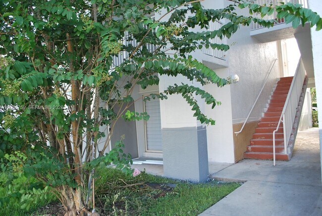 Building Photo - 2640 S University Dr
