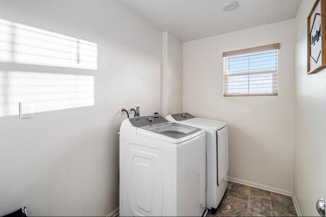 Building Photo - 44112 Sierra Vista Dr