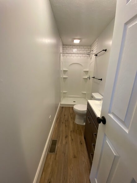 Bathroom - 1202 Hoefgen St