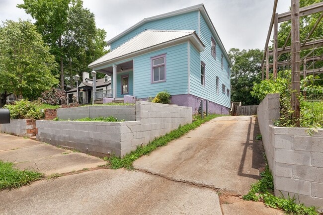 Building Photo - Spacious 6bd/3ba in Grant Park w/ Large Fenced in Backyard & Steps From the Park!