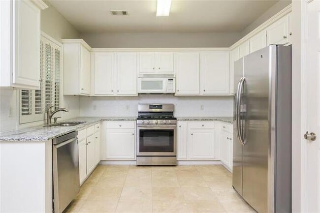 Building Photo - Alpharetta 4 bedroom home with large fenced in backyard