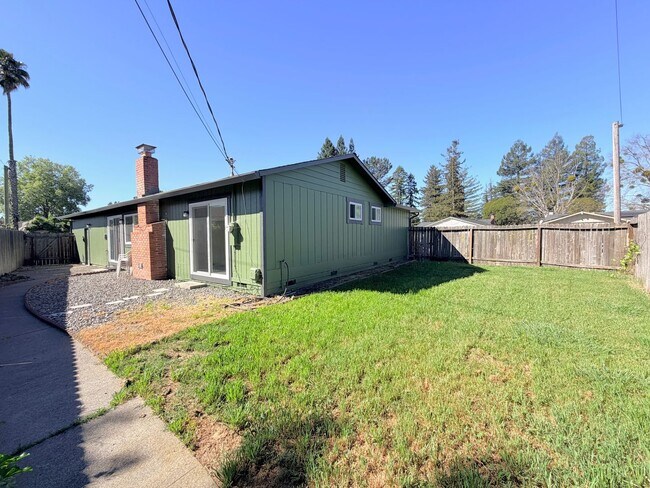 Building Photo - Newly Refreshed 3BD/2BA Home with Spacious Living Areas