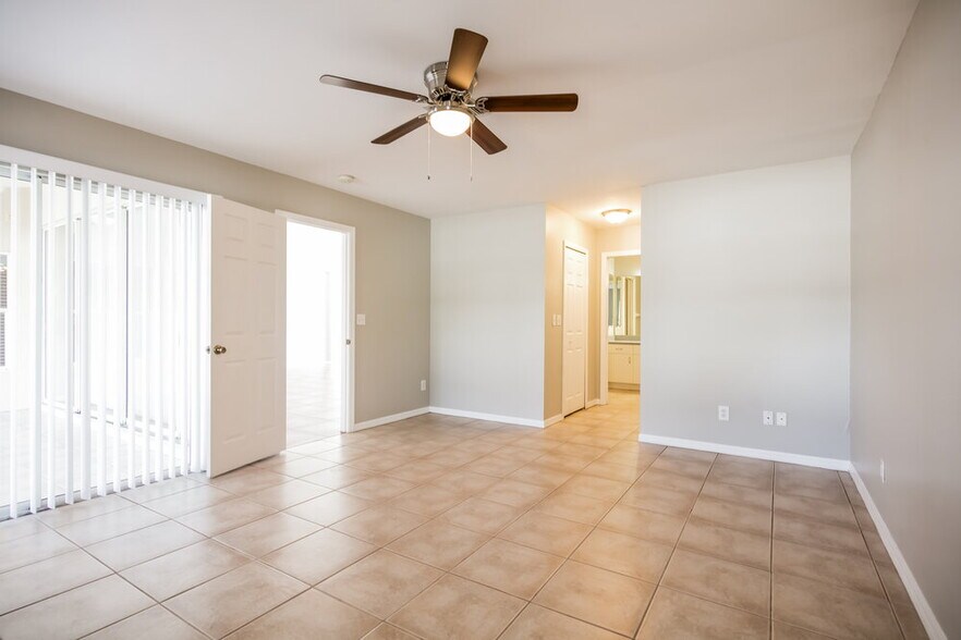 Building Photo - 229 SW 43rd Ln
