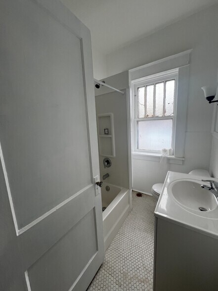 Full Bath - 1928 S Park Ave