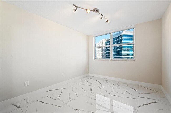 Building Photo - 347 N New River Dr E