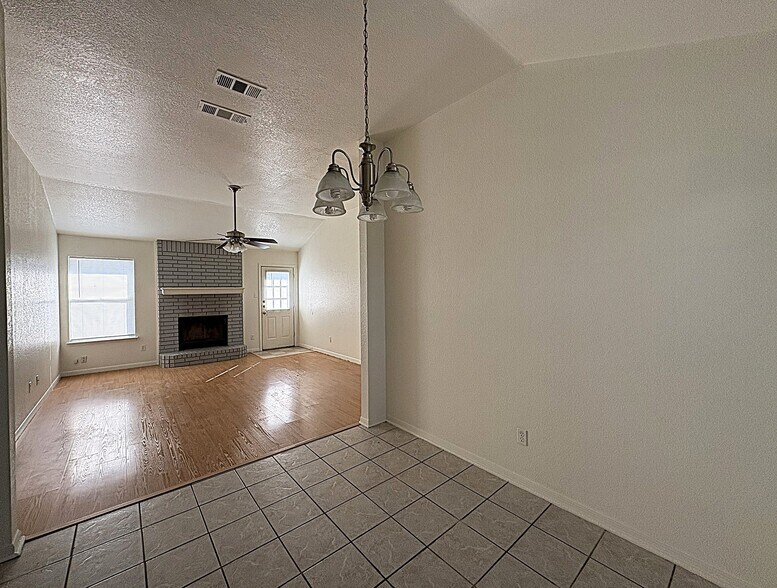 Building Photo - 208 Rodeo Cir