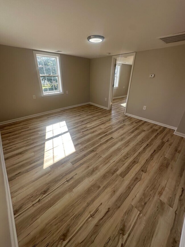 Building Photo - CHARMING, 1 BEDROOM UPPER LEVEL DUPLEX AVAILABLE NOW!