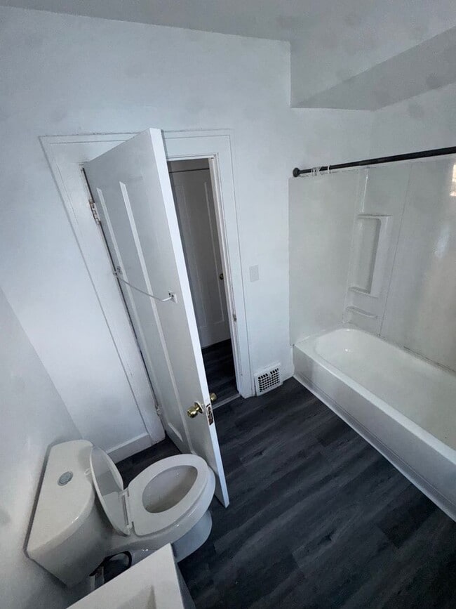 Building Photo - Charming 3-Bedroom Property in Prime Location (SECTION 8 VOUCHERS ACCEPTED)