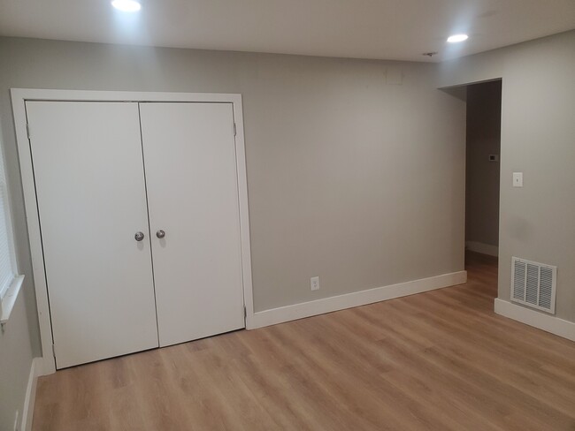 Building Photo - Newly Renovated 1 Bedroom, 1 Bathroom Apar...