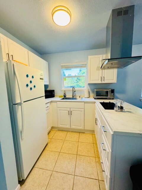 Building Photo - Rebecca