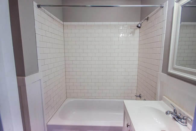 Building Photo - 2 Bed Apartment in Highland Park! Laundry ...