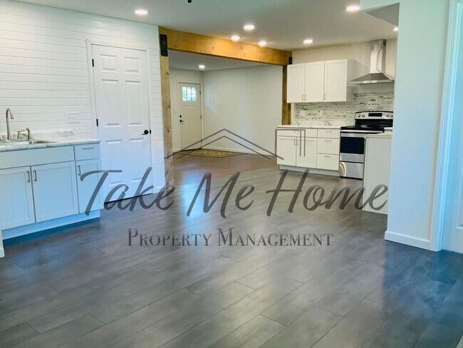 Building Photo - Charming Home in Great Location!