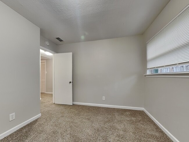 Building Photo - 6936 Clovis Rd