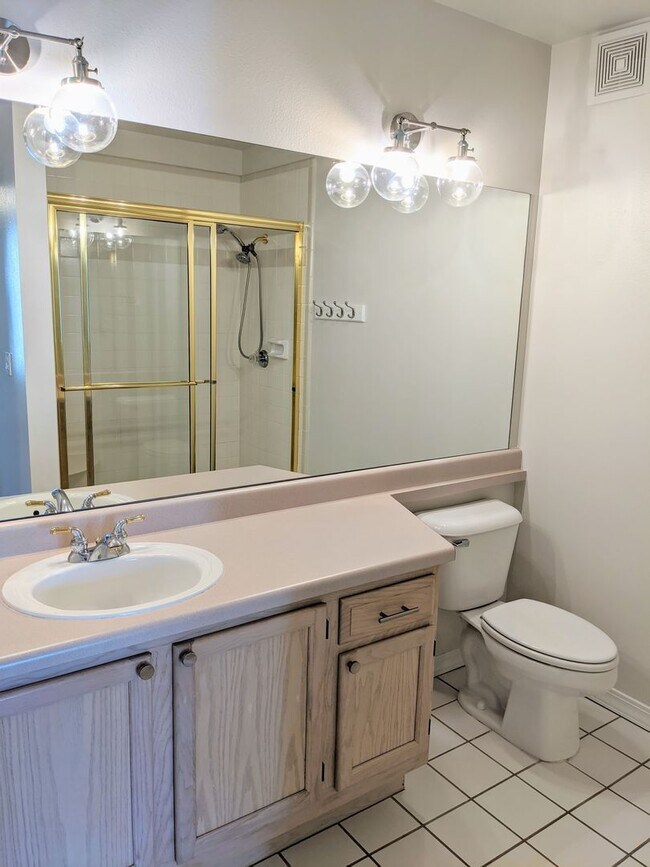 Building Photo - Updated Condo in Downtown Salt Lake City