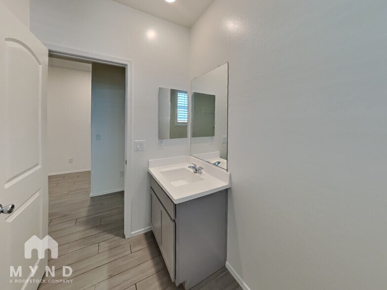 Building Photo - 7325 S 33rd Ln