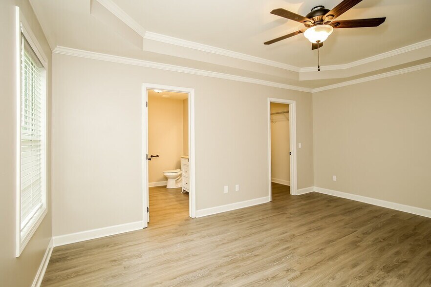 Building Photo - 305 Talon Dr SE
