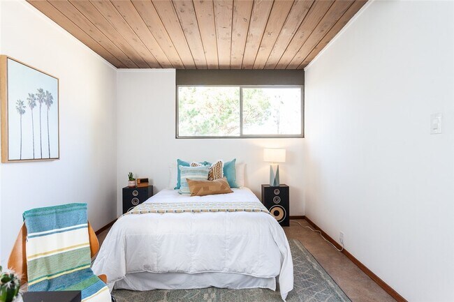 Building Photo - 1131 N Encanto St