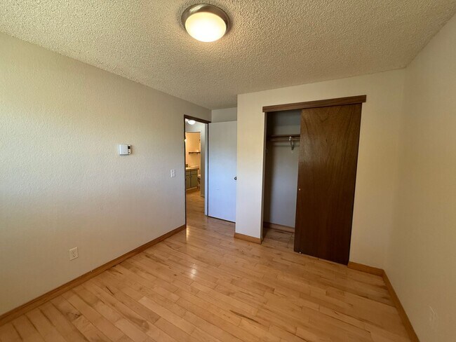 Building Photo - Beautiful 3 Bed/1 Bath Home with Large and Fenced Backyard - SE Bend