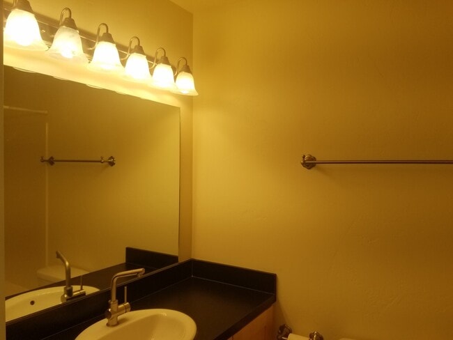 Building Photo - Desirable 2 bed, 2.5 bath Lincoln Park tow...