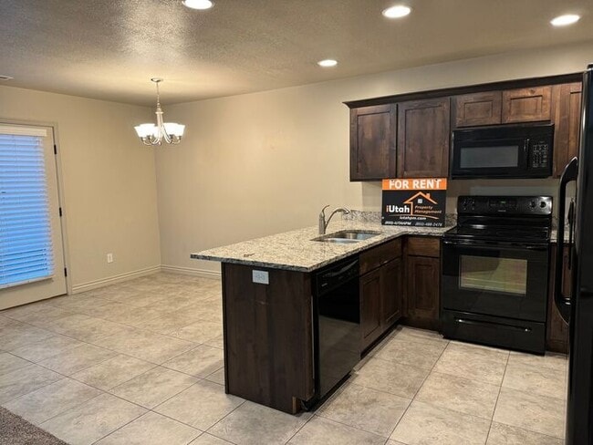 Building Photo - 3 bdrm 2 1/2 bth townhouse 1 Car Garage