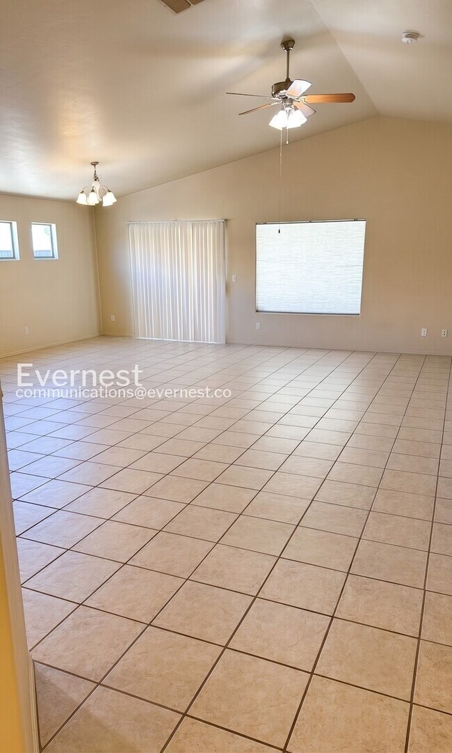 Building Photo - 3-Bed/2-Bath Home with Fenced Yard and Garage Parking/ Pet Friendly/Voucher Accepted/ Available S...