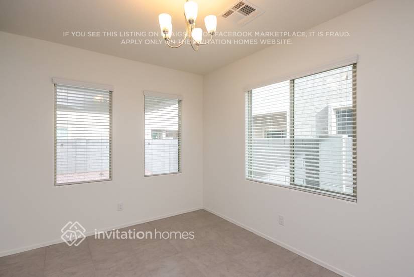 Building Photo - 1270 E Palomino Way