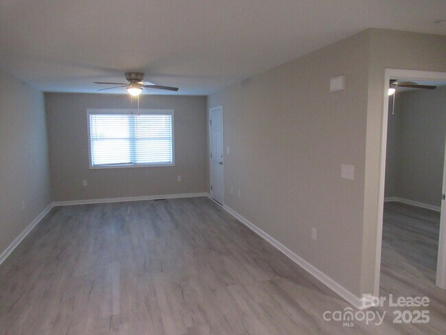 Building Photo - 1761 River Rd