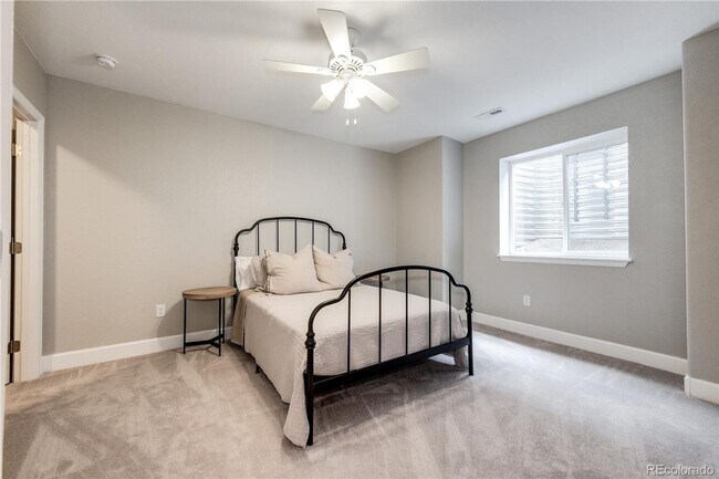 Building Photo - Lage & Beautiful 4 bedroom Townhome in Aurora