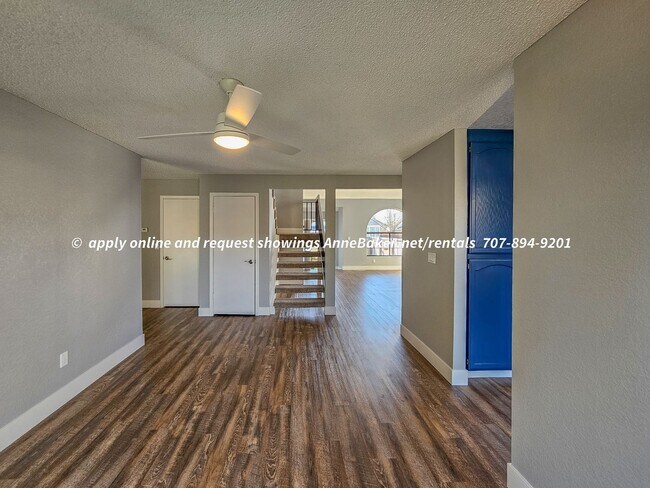 Building Photo - Newly Updated - New Appliances, Flooring, ...