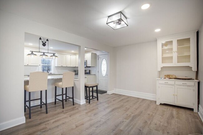 Building Photo - 1277 Southampton Rd