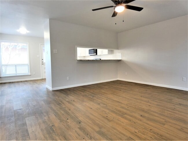 Building Photo - 604 Golfview Dr