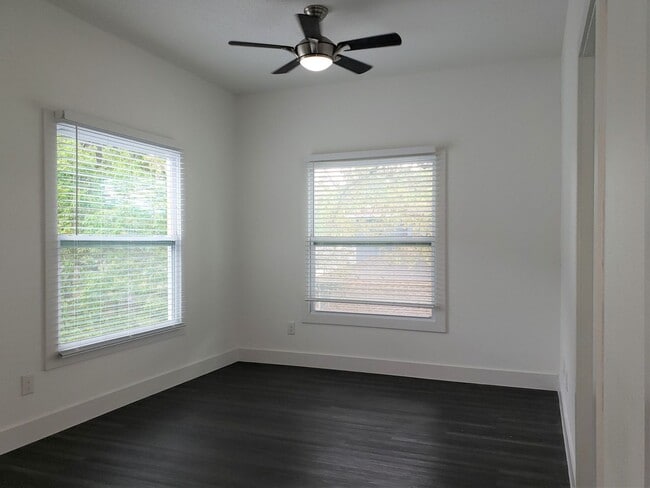 Building Photo - Stunning Home in College Park; Upgraded Fi...