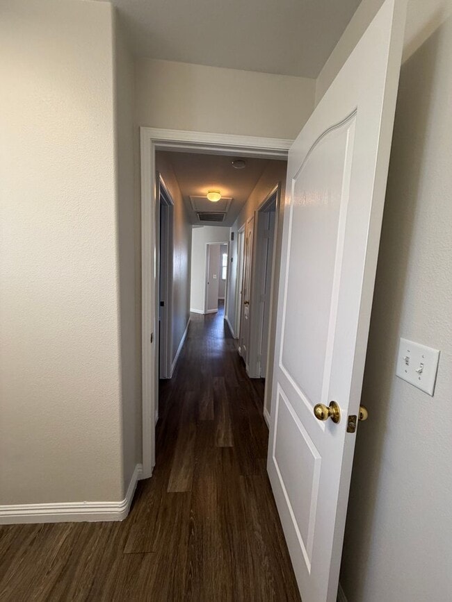 Building Photo - 3 bedroom single story home with no HOA