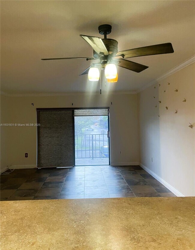 Building Photo - 10431 N Kendall Dr