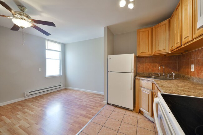 Building Photo - 1440 W Grange Ave