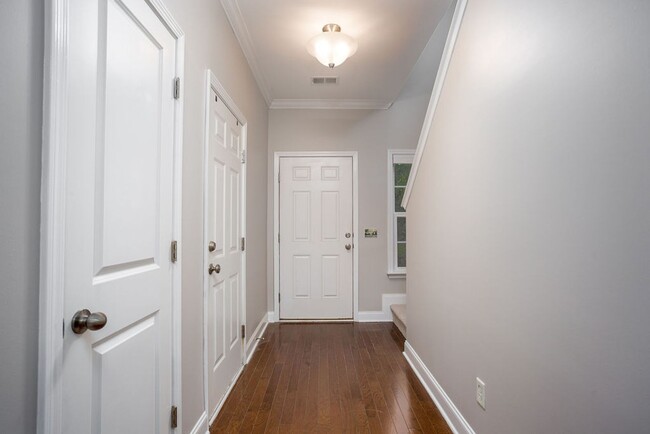 Building Photo - Move In Ready Three Bedroom Townhouse in C...