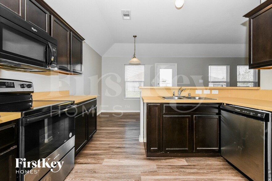 Building Photo - 1821 Ridgecrest Dr